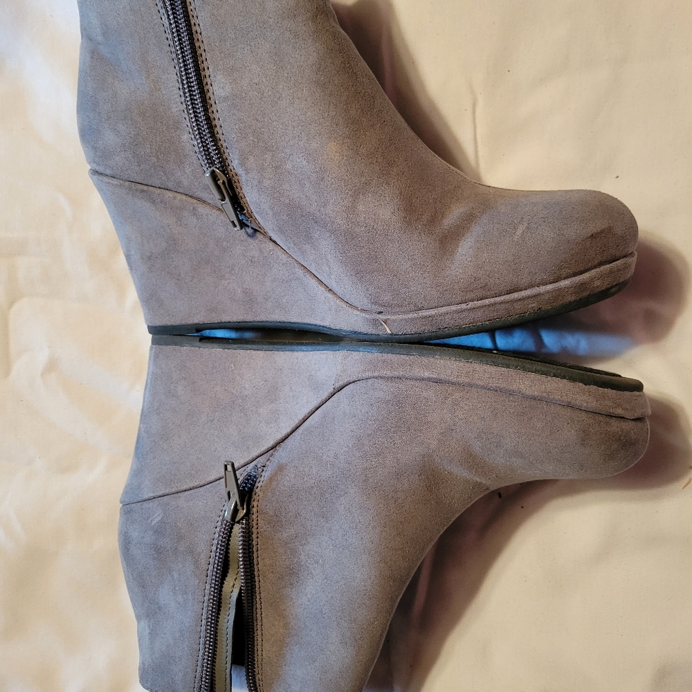 Size 8 Comfort view wedge booties grey